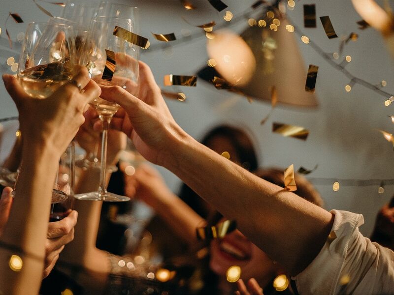 Menschen die mit Wein anstoßen